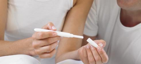 man woman pregnancy test