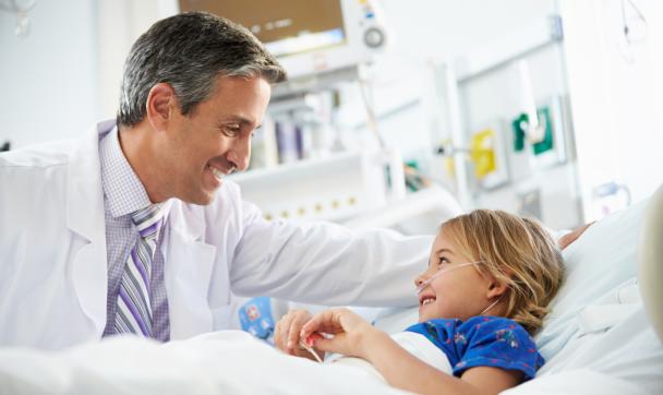 Kind im Krankenhaus spricht mit Arzt
