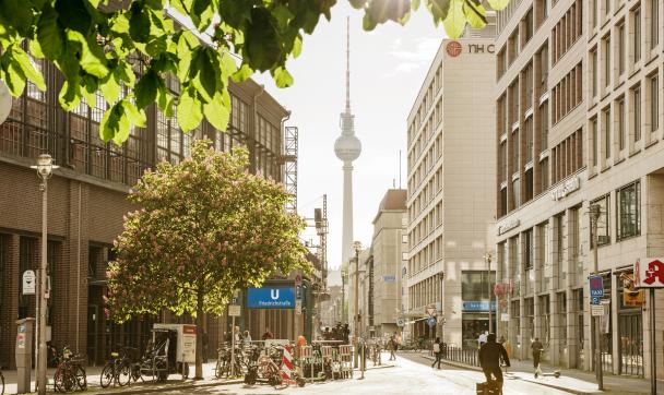 برج تلفزة برلين من منظور الشارع