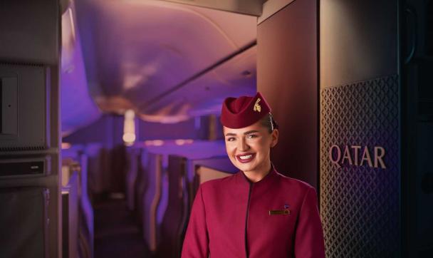 Stewardess von Qatar Airways in der Kabine